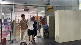 吳男被警方押解準備送往地檢署。（圖／翻攝畫面）