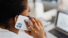 講電話，突發性耳聾（示意圖／Pexels）