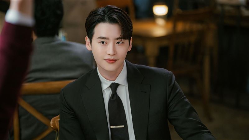 才傳戀情生變！李鍾碩大讚IU「弟弟」太紅