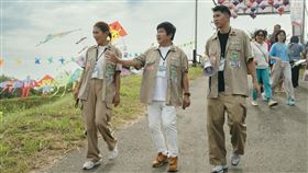 來到風箏節宣傳業務的胡瓜一家三口，被熱情攤商餵食。（圖／客家電視提供）