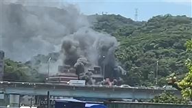 從遠處就能看見工地火警濃煙竄天。（圖／翻攝畫面）