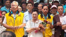 白冰冰前往桃園姜太公廟參拜。（圖／長興影視提供）