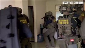 ▲刑事局搗破毒品分裝場，並率隊攻堅蔡姓共犯住家。（圖／翻攝畫面）