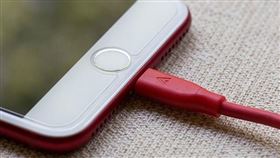 手機充電（圖／Pixabay）