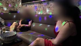 西屯，KTV擲骰，陪酒，獲勝給福「粒」，露奶，躲警埋棉被堆，險釀人命，(圖／翻攝畫面)