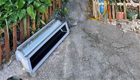 呂翁跟冷氣室外機一起墜落地面。（圖／翻攝畫面）