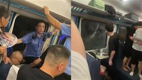 昨晚浙江一輛火車故障停擺，乘客耐不住悶熱砸破車窗。（圖／翻攝自微博）
