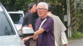 ▲58歲張宇被粉絲在路邊捕捉到，如今已經白髮蒼蒼。（圖／翻攝自微博）