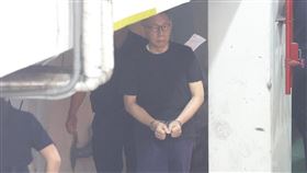 柯文哲涉貪污案開庭前台北市長柯文哲涉貪污案3日開庭，台北地方法院提訊在押的柯文哲（中）出庭。中央社記者郭日曉攝  114年7月3日