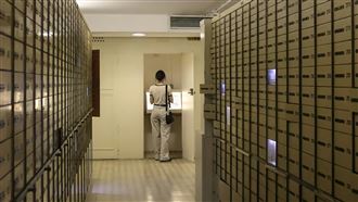 女行員堅持關金庫門　男同事伸手擋被夾傷