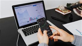 ▲美股四大指數同步收紅，激勵台股今日延續多頭氣氛。（示意圖／PEXELS ） 