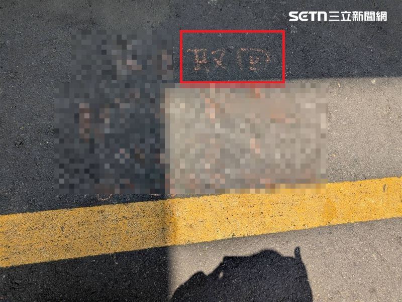 當鋪拖走車輛後的粉筆字跡留言。（圖／翻攝畫面）