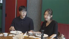 ▲申智向高耀太隊友們介紹即將步入婚姻的另一半。（圖／翻攝自어떠신지?!? YT）