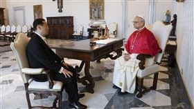 賀忠義轉達賴總統對教宗的問候駐教廷大使賀忠義（左）3日向教宗良十四世（右）呈遞到任國書，轉達總統賴清德誠摯問候。（駐教廷大使館提供）中央社記者黃雅詩羅馬傳真 114年7月4日