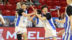 防守到位  台灣世大運女籃瓊斯盃扳倒台灣女籃台灣世大運女籃培訓隊（白衣者）3日在2025雙北威廉瓊斯盃國際籃球邀請賽上演「姐妹鬩牆」，交手以亞洲盃國家隊為主體的台灣女籃，培訓隊一度領先達23分，終場成功以65比62拿勝。（籃協提供）中央社記者陳容琛傳真 114年7月3日