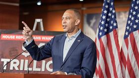 ▲眾院少數黨領袖傑弗瑞斯批《大而美法案》對美國造成的衝擊。（圖／美聯社／達志影像）