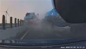 西濱,台61線,槽車,追撞,翻覆,畫面,彰化段（圖／翻攝自職業聯結車職業大貨車職業大客車拉拉隊運輸業照片影片資訊分享團）