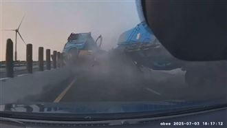 西濱恐怖追撞！槽車撞貨車慘烈翻車畫面曝