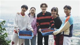 曾寶儀（左2）與旺福樂團主唱兼吉他手Mami（左1）與姚小民（左3）、貝斯手推機（右2）及鼓手肚皮（右1）走訪北投。（圖：台灣大哥大MyVideo、三立提供）