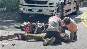 ▲北宜公路發生奪命車禍，騎士不慎遭貨車撞上。（圖／翻攝畫面）