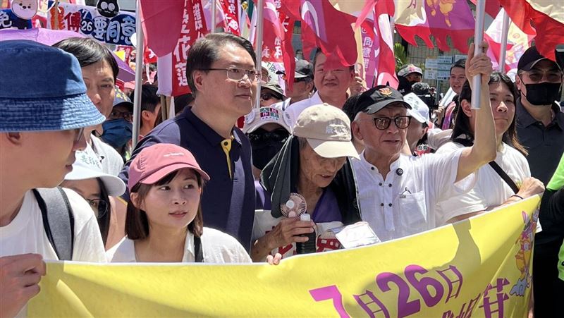 護國遶境誓師　曹興誠、林右昌上演大和解