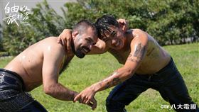 融融（右）首次挑戰土耳其百年傳統運動「油脂摔跤」。（圖／八大提供）