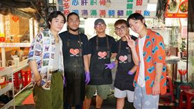 展瑞（左起）、阿明豬心員工、展榮展瑞姐夫、阿明豬心員工、展榮出外景。（圖／星展娛樂提供）