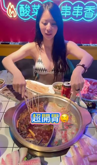 多芬只穿比基尼用餐。（圖／翻攝自多芬IG）