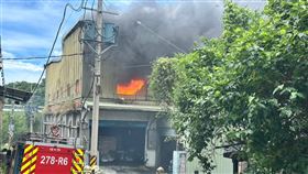 八里區一處鐵皮加蓋工廠發生嚴重火警。（圖／翻攝畫面）