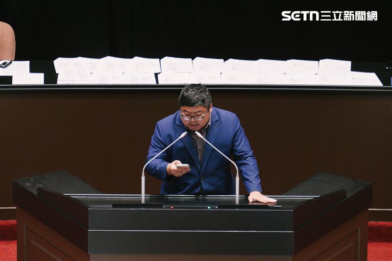 蔡易餘更直接拿起AI生成文稿細數修法衝擊，「公平會停擺就是壟斷與杯葛最好的機會」等AI金句也讓在場綠委歡呼一片。（圖／記者楊士誼攝影）