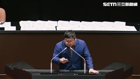 ▲蔡易餘唸出AI生成文稿，痛批公平會組織法修法後的衝擊（圖／記者楊士誼攝影）