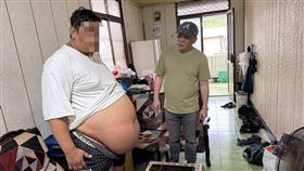 ▲我只求多活6年！肝硬化父親挺巨肚淚求天，盼望能陪兒子到18歲 成年。（圖／《愛的公益協會》提供） 