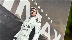 ▲桑尼海耶斯肌肉觸感A3海報。（圖／翻攝自威秀影城粉絲團 臉書） 