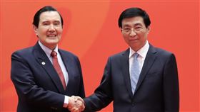 前總統馬英九6月15日與中國政協主席王滬寧見面握手。（圖／馬英九基金會提供）