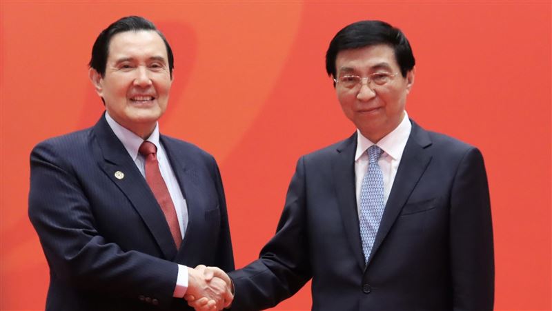 前總統馬英九日前率團訪中國，與中國政協主席王滬寧見面握手。（圖／馬英九基金會提供）