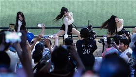 李雅英、南(王民)貞、李珠?合體表演（3）中職富邦悍將專屬啦啦隊Fubon Angels韓籍成員李雅英（後左起）、李珠?、南(王民)貞27日在球隊比賽中場休息時，於場邊合體演出，吸引現場球迷粉絲熱烈目光。中央社記者趙世勳攝  114年4月27日
