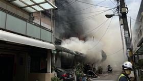 新／台中民宅大火！70歲婦人受困救出送醫