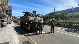 國軍裝甲車拋錨　國軍當街「實戰」搶修