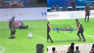 中國機器人足球賽花式跌倒！靠真人扶又扛