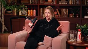 莎莉賽隆招認跟小23歲鮮肉激戰。（圖／翻攝自YouTube）