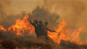 ▲希臘山林野火蔓延，消防隊員忙著滅火。（圖／美聯社／達志影像）