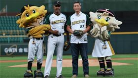 ▲台鋼雄鷹邀請邱麒璋到場開球。（圖／台鋼雄鷹提供） 