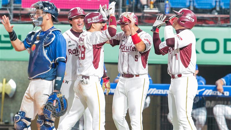 張閔勛揮出逆轉滿貫砲。（圖／樂天桃猿提供）