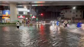 文心路三段、河南路口一帶大淹水。（圖／翻攝自Thread @tc4recall）