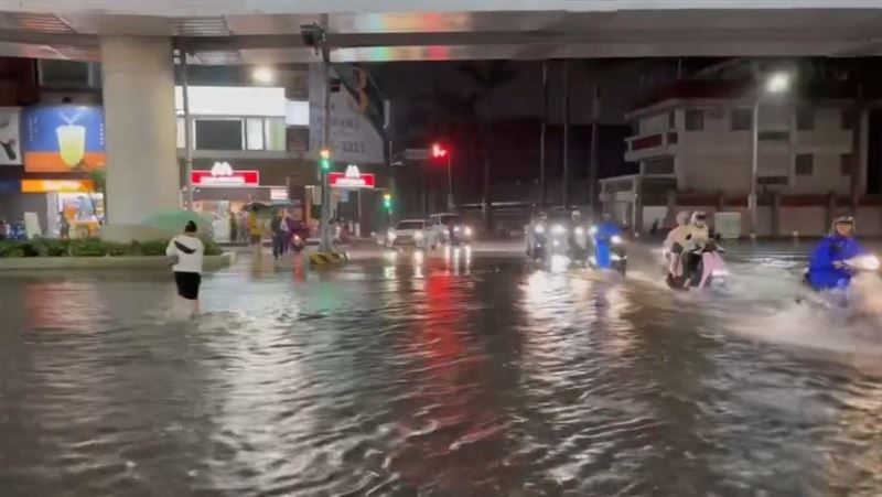 豪雨淹文心路危險畫面曝！他：馬路變河流