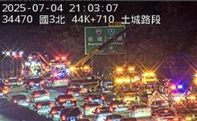 事故現場車流整個塞爆。（圖／翻攝自國道即時影像）