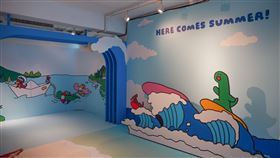 與JOGUMAN踏上專屬浪板，盡情馳騁在沁涼的海浪中。（圖／品牌業者提供）