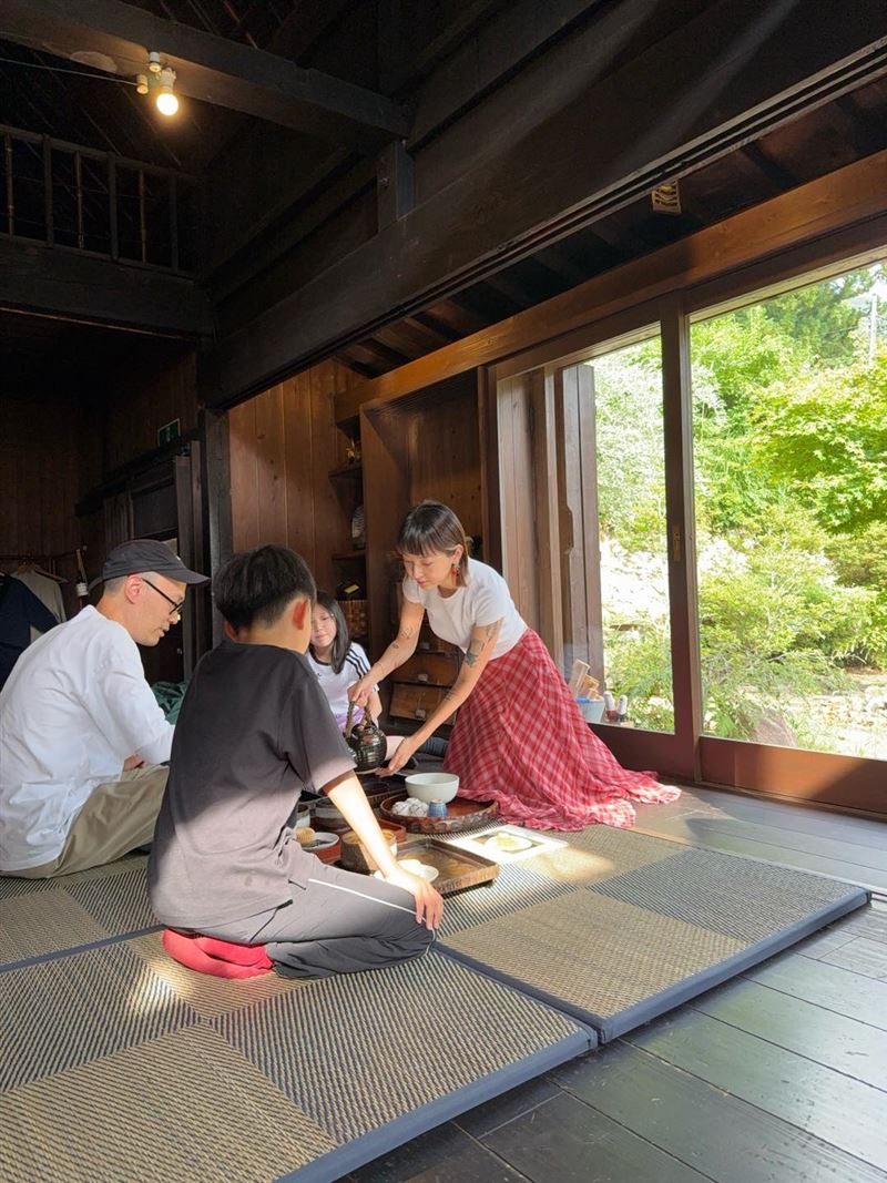 翁馨儀（右）一加四口到山梨縣旅行。（圖／翻攝自臉書）