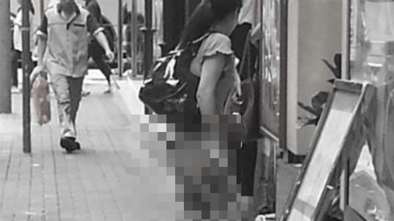 馬尾妹當街脫褲大便！渾圓屁股任人看