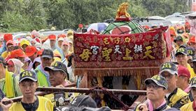 白沙屯媽祖回鑾  粉紅超跑換8人大轎（2）苗栗縣通霄鎮白沙屯拱天宮媽祖進香10天9夜路程11日進入尾聲，上午在台1線秋茂園對面空地進行換轎儀式，拱天宮媽祖改乘8人抬大轎繼續北返，下午將完成回宮最後一哩路。中央社記者管瑞平攝  114年5月11日